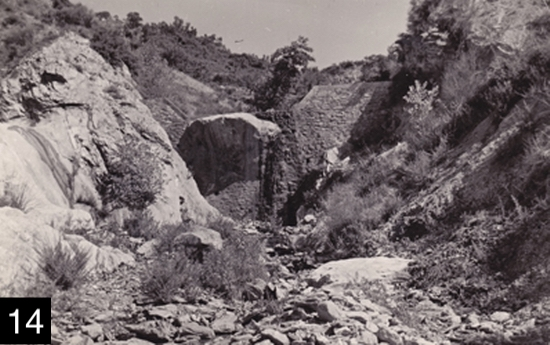 Φωτογραφία 14: Το φυσικό στοιχείο, ο βράχος, ενσωματώνονταν στο ανθρώπινο έργο, στο φράγμα (από το αρχείο της δασικής υπηρεσίας).